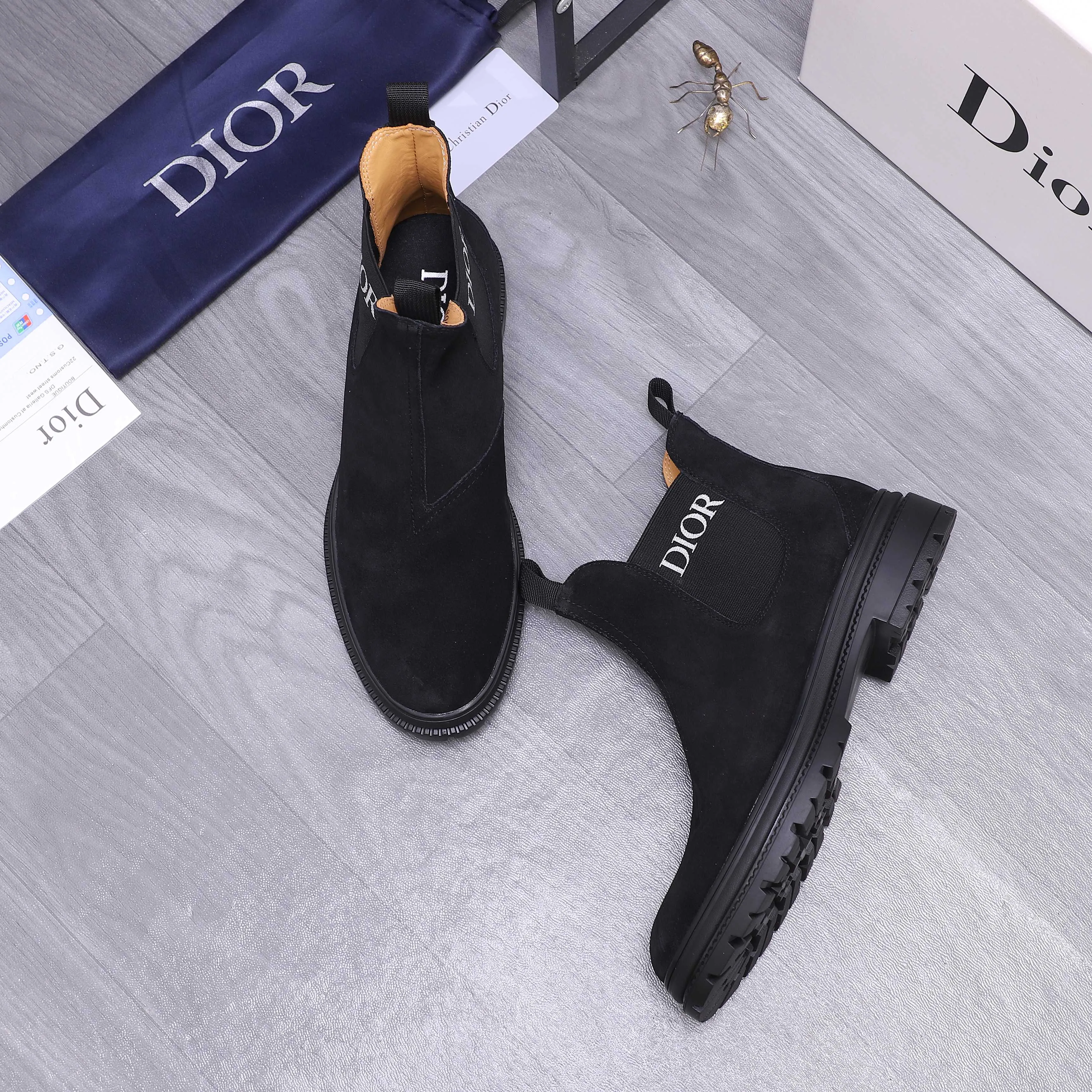 Men's shoes 💰500 Product trademark: Dior "Dior" high-top casual shoes Regular size: 38-45 (45 is custom-made and non-returnable) Product materials: Selected frosted cowhide upper, cowhide lining, rubber non-slip outsole